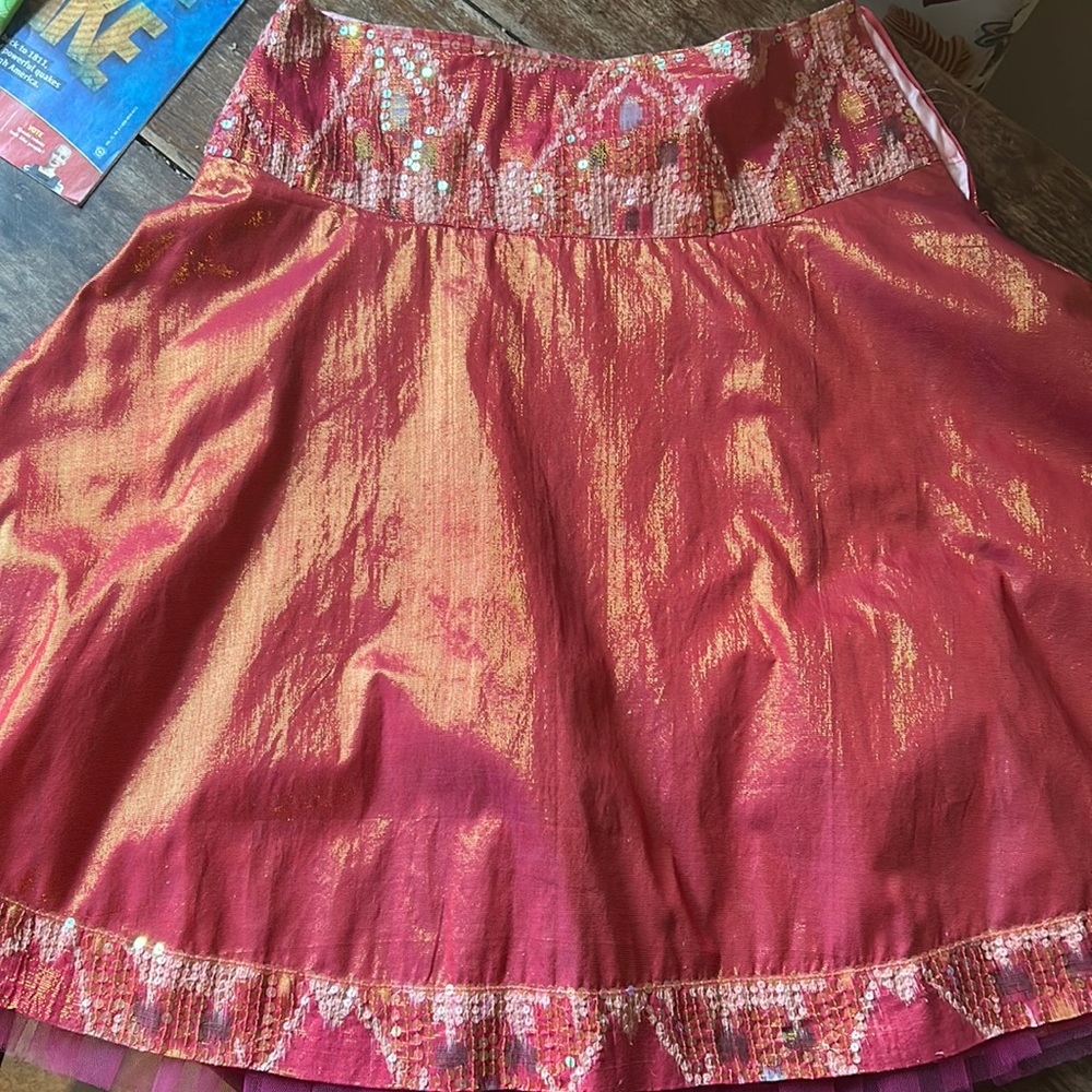 Unique, Iridescent Skirt Size:6